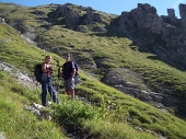 14 Accanto al pratone della Val Carnera guglie e torrioni di roccia calcarea